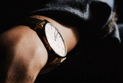 Immagine di un polso con un orologio a lancette, immagine usata per rappresentare la categoria orologi e sveglie