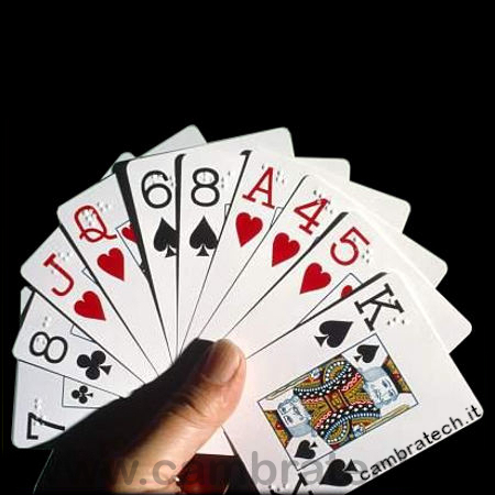 immagine del mazzo e di alcune delle carte da gioco francesi con braille, usate per giocare, ad esempio, a poker o scala 40