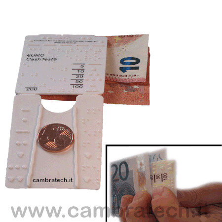 Immagine del riconoscitore aperto con dettaglio di esempio di utilizzo con Cash Test piegato utilizzato con una mano