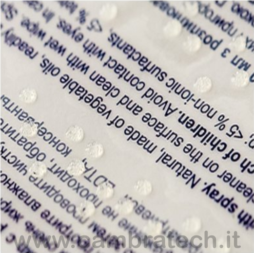 Immagine che evidenzia il rilievo e la trasparenza del braille sulle nostre etichette