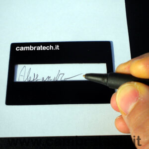 Immagine del guida firma mentre lo si sta usando per firmare su un foglietto