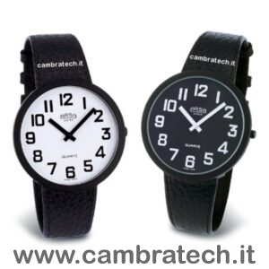 Immagine, uno di fianco all'altro, dei 2 modelli, dell'orologio per ipovedenti unisex jumbo, immagine usata anche per rappresentare la categoria orologi per ipovedenti
