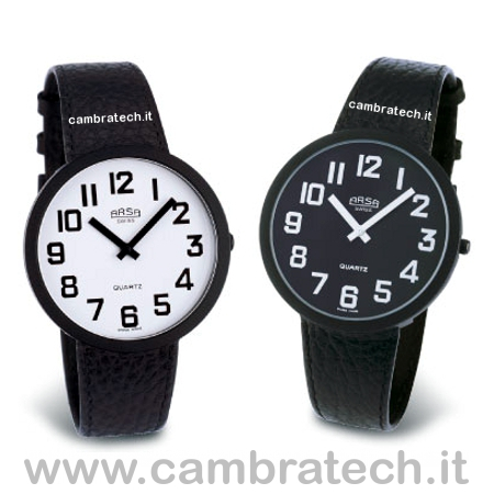 Immagine, uno di fianco all'altro, dei 2 modelli, dell'orologio per ipovedenti unisex jumbo, immagine usata anche per rappresentare la categoria orologi per ipovedenti