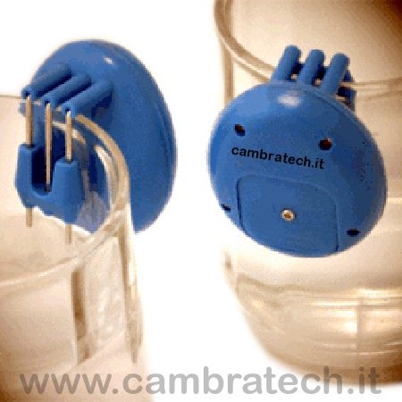 Immagine del segnalatore per liquidi sonoro e vibrante blu sul bordo di un bicchiere in prospettiva interna (a sinistra) ed esterna (a destra)