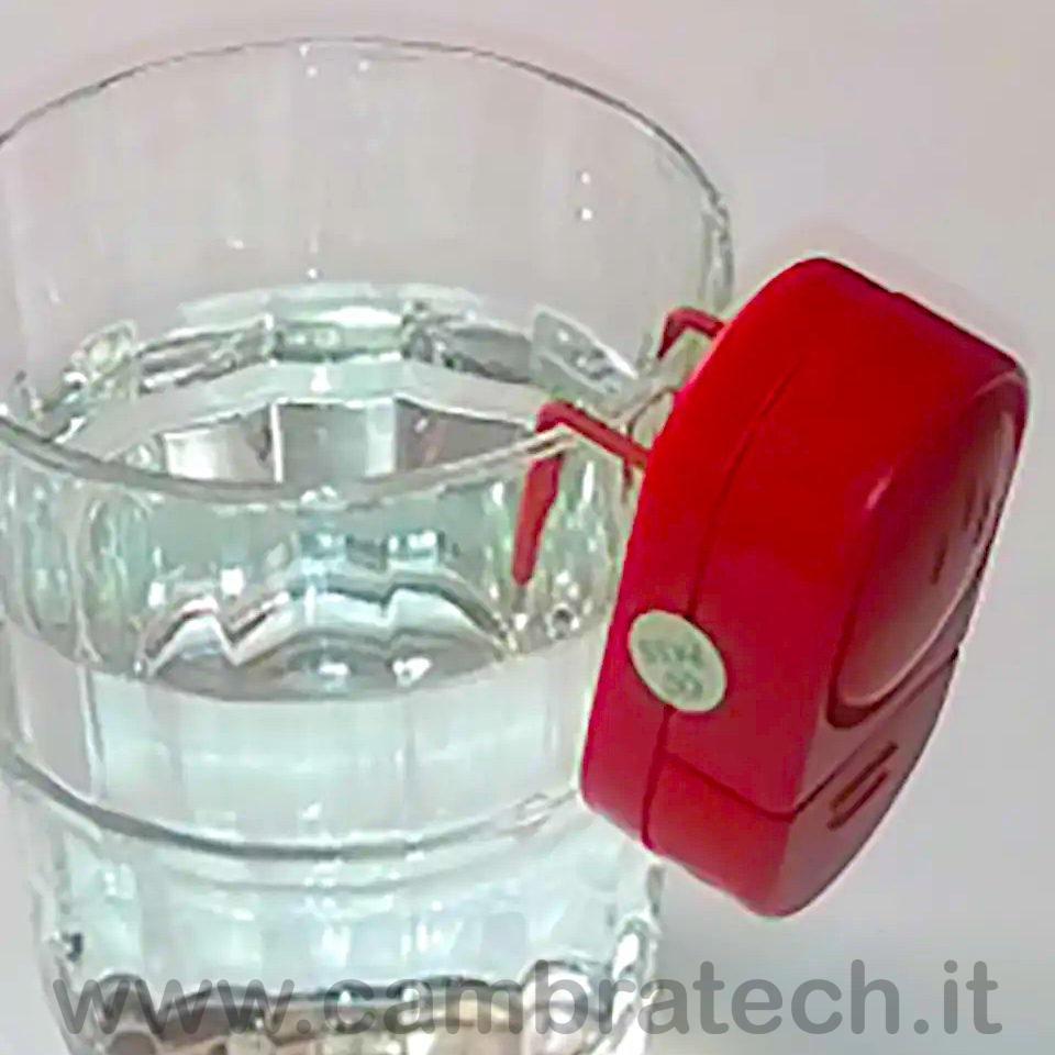 Immagine del segnalatore per liquidi sonoro rosso sul bordo di un bicchiere