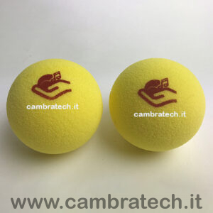 Immagine di 2 palline sonore da Tennis gialle poste su di un piano, si percepisce che sono fatte di spugna